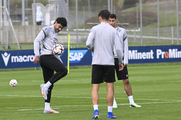 Hoffenheim complete preparations for UEFA Europa League clash with Besiktas SINSHEIM, GERMANY - OCTOBER 14: Ozan Kabak (L) of Hoffenheim takes part in a training session at the club s facilities under head coach Christian Ilzer ahead of their UEFA Europa League Matchday 2 game against Besiktas in Sinsheim, Germany, on October 14, 2026. Halil Sagirkaya Anadolu Sinsheim Germany. Editorial use only. Please get in touch for any other usage.  Copyright: x2026xAnadoluxHalilxSagirkayax