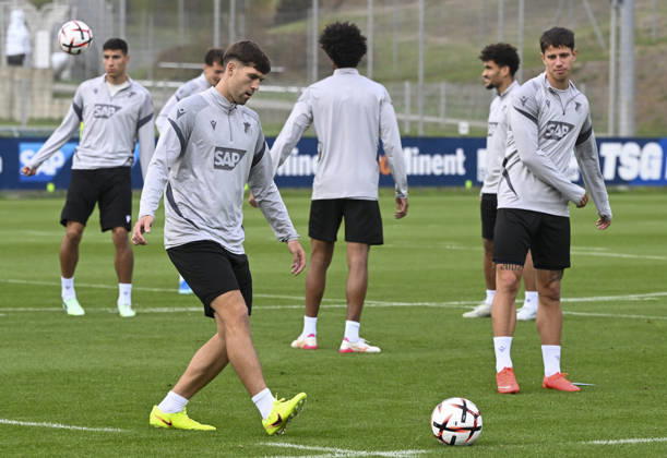Hoffenheim complete preparations for UEFA Europa League clash with Besiktas SINSHEIM, GERMANY - OCTOBER 14: Hoffenheim players take part in a training drill at the club s facilities under head coach Christian Ilzer ahead of their UEFA Europa League Matchday 2 game against Besiktas in Sinsheim, Germany, on October 14, 2026. Halil Sagirkaya Anadolu Sinsheim Germany. Editorial use only. Please get in touch for any other usage.  Copyright: x2026xAnadoluxHalilxSagirkayax