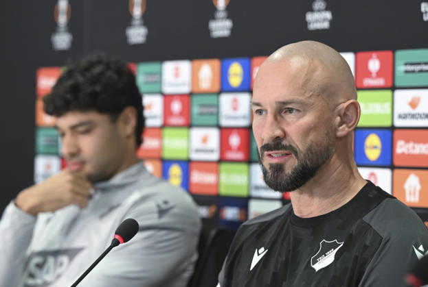Hoffenheim s press conference, PK, Pressekonferenz ahead of Besiktas match SINSHEIM, GERMANY - OCTOBER 14: Hoffenheim head coach Christian Ilzer, right, and defender Ozan Kabak speak during a press conference ahead of their UEFA Europa League Week 2 match against Besiktas, on October 14, 2026 in Sinsheim, Germany Halil Sagirkaya Anadolu Sinsheim Germany. Editorial use only. Please get in touch for any other usage.  Copyright: x2026xAnadoluxHalilxSagirkayax