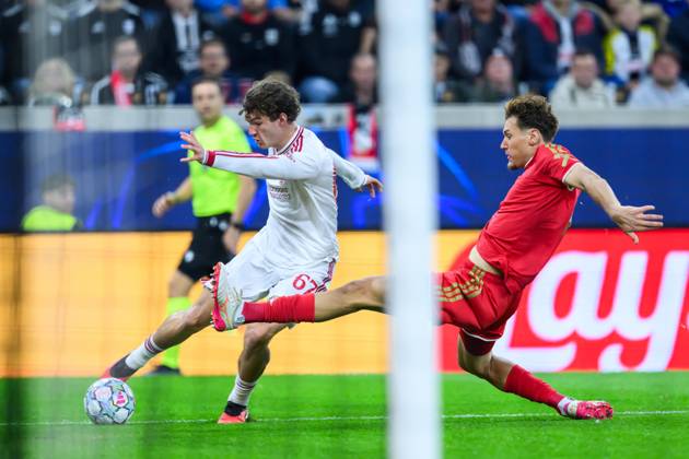 SOCCER - UEFA CL, LASK vs Liverpool LINZ,AUSTRIA,14.OCT.26 - SOCCER - UEFA Champions League, Linzer ASK vs Liverpool FC. Image shows Lewis Koumas (Liverpool) and Joao Tornich (LASK).  GEPAxpictures xChristianxMoser