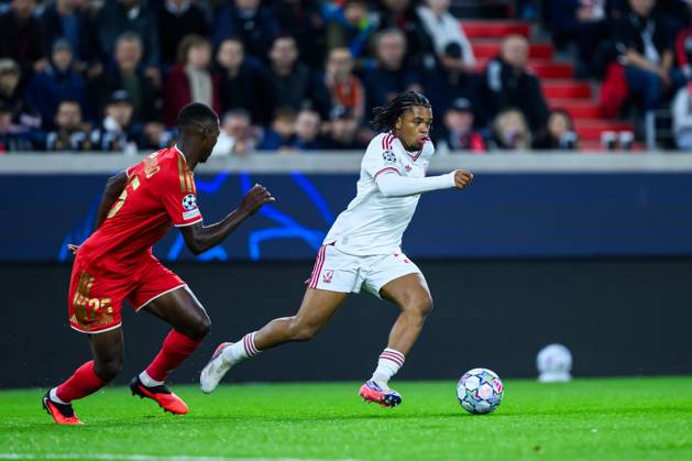 SOCCER - UEFA CL, LASK vs Liverpool LINZ,AUSTRIA,14.OCT.26 - SOCCER - UEFA Champions League, Linzer ASK vs Liverpool FC. Image shows Rio Ngumoha (Liverpool) and Junior Yvan Nyabeye Dibango (LASK).  GEPAxpictures xChristianxMoser