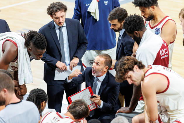 Sito Alonso (UCAM Murcia, Trainer), Team, Mannschaft, Auszeit, BMA365 Bamberg Baskets vs. UCAM Murcia, Basketball, Basketball Champions League, 3. Spieltag, 14.10.2026 BMA365 Bamberg Baskets vs. UCAM Murcia, Basketball, Basketball Champions League, 3. Spieltag, 14.10.2026 Bamberg Copyright: xEibner-Pressefoto G.xSantemizx EP_EER