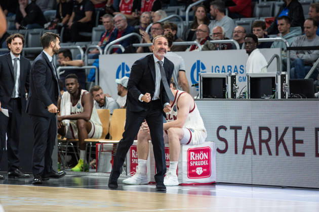 Bamberg, Deutschland 14. Oktober 2026: Basketball Champions League - 2026 2027 - Gruppenphase - Gruppe D - 2. Spieltag - Bamberg Baskets gegen UCAM Murcia Im Bild: Trainer Sito Alonso (Murcia) gestikuliert am Spielfeld Brose Arena Bayern Copyright: xFotostandx xSchmittx