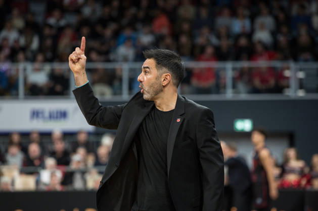 Bamberg, Deutschland 14. Oktober 2026: Basketball Champions League - 2026 2027 - Gruppenphase - Gruppe D - 2. Spieltag - Bamberg Baskets gegen UCAM Murcia Im Bild: Trainer Jesus Ramirez (Bamberg) gestikuliert am Spielfeld Brose Arena Bayern Copyright: xFotostandx xSchmittx