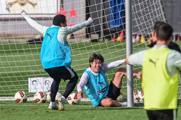 Joel Chima Fujita Tomoya Ando ( Pauli ) jubeln Deutschland , Hamburg , Trainingsgelände an der Kollaustrasse , Fussball , 2. Bundesliga , FC St Pauli