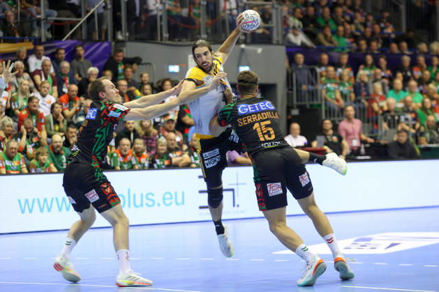 14.10.2026, xtgx, Handball Champions Legaue, SC Magdeburg - Industria Kielce emspor, v.l. mFelix Claar (Magdeburg, 7), Julien Bos (Kielce, 13), Antonio Serradilla Cuenca (Magdeburg, 15) Zweikampf, Duell, Kampf, tackle Magdeburg
