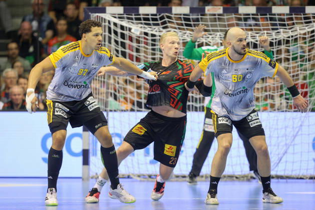 14.10.2026, xtgx, Handball Champions Legaue, SC Magdeburg - Industria Kielce emspor, v.l. Theo Monar (Kielce, 97), Magnus Saugstrup (Magdeburg, 23), Artsem Karalek (Kielce, 50) Zweikampf, Duell, Kampf, tackle Magdeburg