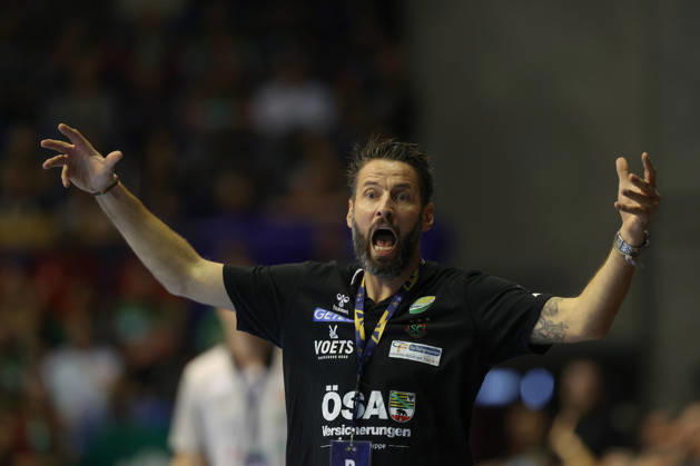 14.10.2026, xtgx, Handball Champions Legaue, SC Magdeburg - Industria Kielce emspor, v.l. Bennet Wiegert (Magdeburg, Trainer) gibt Anweisungen, gestikuliert mit den Armen, gesticulate, gives instructions Magdeburg