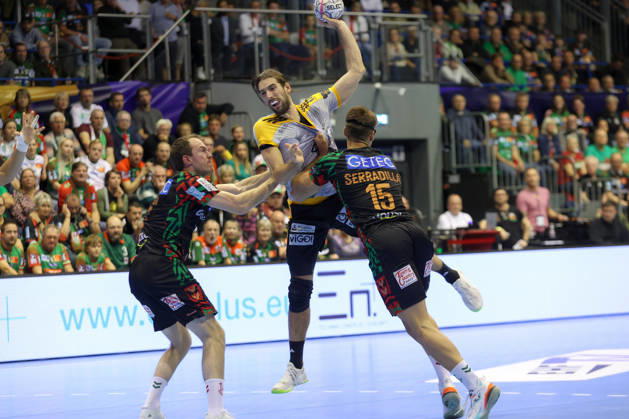 14.10.2026, xtgx, Handball Champions Legaue, SC Magdeburg - Industria Kielce emspor, v.l. mFelix Claar (Magdeburg, 7), Julien Bos (Kielce, 13), Antonio Serradilla Cuenca (Magdeburg, 15) Zweikampf, Duell, Kampf, tackle Magdeburg