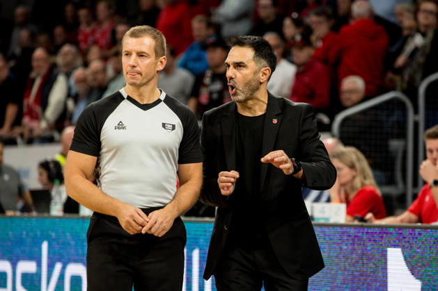 Bamberg, Deutschland 14. Oktober 2026: Basketball Champions League - 2026 2027 - Gruppenphase - Gruppe D - 2. Spieltag - Bamberg Baskets gegen UCAM Murcia Im Bild: Trainer Jesus Ramirez (Bamberg) gestikuliert mit dem Schiedsrichter nach seinen Spielentscheidungen dadurch kassiert er sein zweites Technisches Faul und muss die Halle verlassen Brose Arena Bayern Copyright: xFotostandx xSchmittx