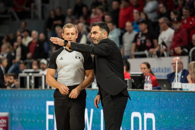 Bamberg, Deutschland 14. Oktober 2026: Basketball Champions League - 2026 2027 - Gruppenphase - Gruppe D - 2. Spieltag - Bamberg Baskets gegen UCAM Murcia Im Bild: Trainer Jesus Ramirez (Bamberg) gestikuliert mit dem Schiedsrichter nach seinen Spielentscheidungen dadurch kassiert er sein zweites Technisches Faul und muss die Halle verlassen Brose Arena Bayern Copyright: xFotostandx xSchmittx