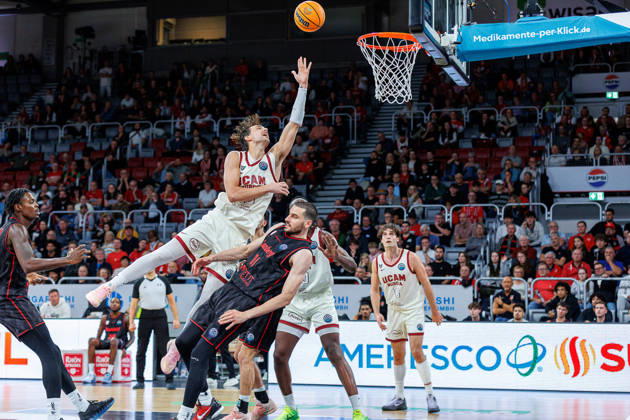 Will Falk (UCAM Murcia, 13), Daniel Keppeler (BMA365 Bamberg Baskets, 31), BMA365 Bamberg Baskets vs. UCAM Murcia, Basketball, Basketball Champions League, 3. Spieltag, 14.10.2026 BMA365 Bamberg Baskets vs. UCAM Murcia, Basketball, Basketball Champions League, 3. Spieltag, 14.10.2026 Bamberg Copyright: xEibner-Pressefoto G.xSantemizx EP_EER