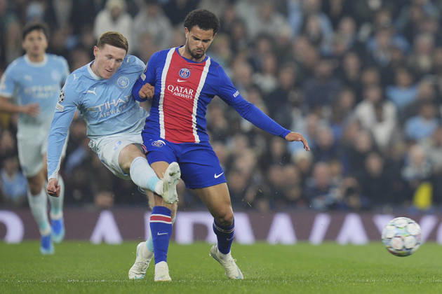 Manchester City v Paris Saint-Germain, UEFA Champions League Elliot Anderson of Manchester City passes the ball under pressure from Warren Zaïre-Emery of Paris Saint-Germain during Manchester City v Paris Saint-Germain UEFA Champions League matchday 2 at the Etihad Stadium, Manchester, England on 14 October 2026 Credit: Steve Flynn Every Second Media Editorial use only. All images are copyright Every Second Media Limited. No images may be reproduced without prior permission. Copyright: xIMAGO EveryxSecondxMediax ESM-2217-0030 StevexFlynnx xEveryxSecondxMediax