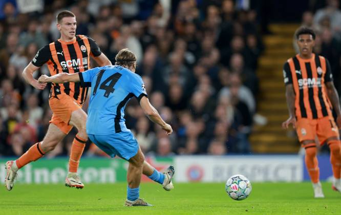 Lovro Majer of AEK Athens scores their side s first goal of the game Shakhtar Donetsk v AEK, UEFA Champions League, Football, Stamford Bridge, London, UK - 14 Oct 2026London Stamford Bridge United Kingdom  Copyright: xGeorgexTewkesbury Shutterstockx 17215606bi