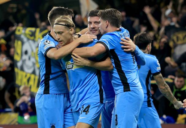 Lovro Majer of AEK Athens (centre) celebrates scoring their side s first goal of the game Shakhtar Donetsk v AEK, UEFA Champions League, Football, Stamford Bridge, London, UK - 14 Oct 2026London Stamford Bridge United Kingdom  Copyright: xGeorgexTewkesbury Shutterstockx 17215606bm