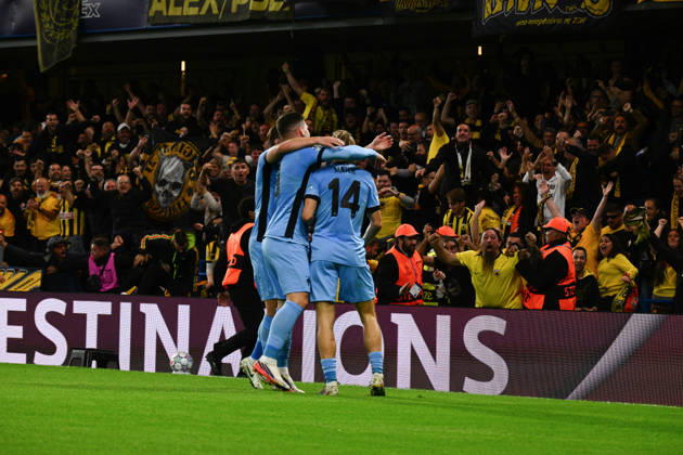 LONDON, ENGLAND - OCTOBER 14: Lovro Majer of AEK Athens celebrates scoring the opening goal with his team mates during the UEFA Champions League 2026 27 League Phase MD2 match between FC Shakhtar Donetsk and AEK Athens at Stamford Bridge on October 14, 2026 in London, England. (Photo by Yaroslav Dunka Sports Press Photo) Copyright: xYaroslavxDunkax xSPPx Sportspressphoto_SPR255835