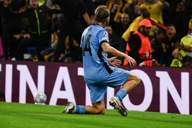 LONDON, ENGLAND - OCTOBER 14: Lovro Majer of AEK Athens celebrates scoring the opening goal with his team mates during the UEFA Champions League 2026 27 League Phase MD2 match between FC Shakhtar Donetsk and AEK Athens at Stamford Bridge on October 14, 2026 in London, England. (Photo by Yaroslav Dunka Sports Press Photo) Copyright: xYaroslavxDunkax xSPPx Sportspressphoto_SPR255830
