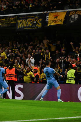 LONDON, ENGLAND - OCTOBER 14: Lovro Majer of AEK Athens celebrates scoring the opening goal with his team mates during the UEFA Champions League 2026 27 League Phase MD2 match between FC Shakhtar Donetsk and AEK Athens at Stamford Bridge on October 14, 2026 in London, England. (Photo by Yaroslav Dunka Sports Press Photo) Copyright: xYaroslavxDunkax xSPPx Sportspressphoto_SPR255837