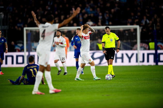 14.10.2026: Champions League, 2. Spieltag, Å K Slovan Bratislava vs. VfB Stuttgart im Å tadion TehelnÃ pole NarodnÃ½ futbalovÃ½ Å¡tadion Finn Jeltsch (VfB) hebt die Hände hoch und beschwert sich WICHTIGER HINWEIS: Gemäß den Vorgaben des DFB und der DFL ist es untersagt, in dem Stadion und oder vom Spiel angefertigte Fotoaufnahmen in Form von Sequenzbildern und oder videoähnlichen Fotostrecken zu verwerten bzw. verwerten zu lassen. Copyright: xJordyxFourgonx