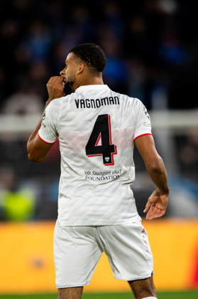 14.10.2026: Champions League, 2. Spieltag, Å K Slovan Bratislava vs. VfB Stuttgart im Å tadion TehelnÃ pole NarodnÃ½ futbalovÃ½ Å¡tadion Josha Vagnoman (VfB) close von hinten mit der 4 WICHTIGER HINWEIS: Gemäß den Vorgaben des DFB und der DFL ist es untersagt, in dem Stadion und oder vom Spiel angefertigte Fotoaufnahmen in Form von Sequenzbildern und oder videoähnlichen Fotostrecken zu verwerten bzw. verwerten zu lassen. Copyright: xJordyxFourgonx