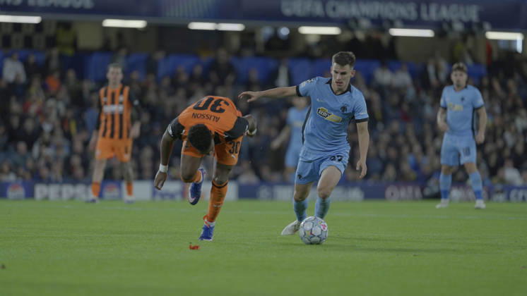 Shakhtar Donetsk v AEK Athens - UEFA Champions League LONDON, UNITED KINGDOM - OCTOBER 14: Shakhtar Donetsk s Alisson Santana (L) and AEK Athens Milan Vitalis (R) compete for the ball during UEFA Champions League football match at Stamford Bridge in London, United Kingdom, on October 14, 2026. Yunus Dalgic Anadolu London United Kingdom. Editorial use only. Please get in touch for any other usage.  Copyright: x2026xAnadoluxYunusxDalgicx