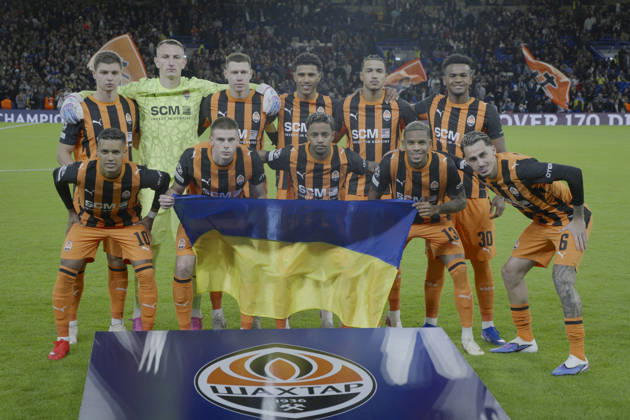 Shakhtar Donetsk v AEK Athens - UEFA Champions League LONDON, UNITED KINGDOM - OCTOBER 14: Shakhtar Donetsk players pose with Ukrainian flag for a team photo ahead of UEFA Champions League football match between Shakhtar Donetsk and AEK Athens at Stamford Bridge in London, United Kingdom, on October 14, 2026. Yunus Dalgic Anadolu London United Kingdom. Editorial use only. Please get in touch for any other usage.  Copyright: x2026xAnadoluxYunusxDalgicx