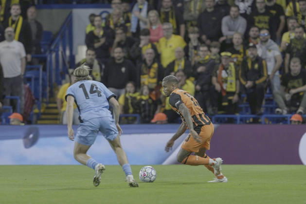 Shakhtar Donetsk v AEK Athens - UEFA Champions League LONDON, UNITED KINGDOM - OCTOBER 14: AEK Athens Lovro Majer (L) in action during UEFA Champions League football match between Shakhtar Donetsk and AEK Athens at Stamford Bridge in London, United Kingdom, on October 14, 2026. Yunus Dalgic Anadolu London United Kingdom. Editorial use only. Please get in touch for any other usage.  Copyright: x2026xAnadoluxYunusxDalgicx