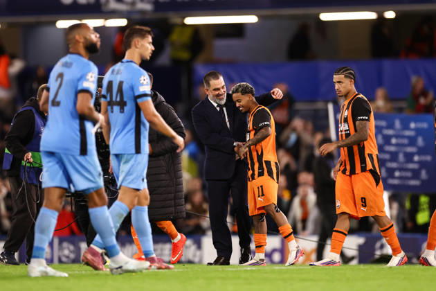 Shakhtar Donetsk v AEK Athens 14 October 2026, London - UEFA Champions League - Shakhtar Donetsk v AEK Athens - Shakhtar Donetsk manager Arda Turan celebrates victory with Newerton of Shakhtar Donetsk - Photo: Jacques Feeney Offside. London UK Copyright: xJacquesxFeeneyx xOffsidexOffside