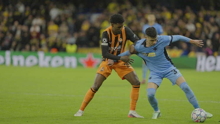 Shakhtar Donetsk v AEK Athens - UEFA Champions League LONDON, UNITED KINGDOM - OCTOBER 14: Shakhtar Donetsk s Alisson Santana (L) and AEK Athens Stavros Pilios (R) battle for the ball during the UEFA Champions League match at Stamford Bridge in London, United Kingdom, on October 14, 2026. Yunus Dalgic Anadolu London United Kingdom. Editorial use only. Please get in touch for any other usage.  Copyright: x2026xAnadoluxYunusxDalgicx