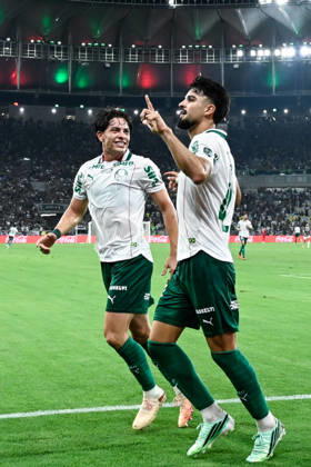 RIO DE JANEIRO, BRAZIL - OCTOBER 14: Jose Manuel Lopez of Palmeiras (R) celebrates after scoring the team s first goal with Agustin Giay of Palmeiras (L) during the Copa CONMEBOL Libertadores 2026 match between Fluminense and Palmeiras at Maracana on October 14, 2026 in Rio de Janeiro, Brazil (Photo by Andre Ricardo Sports Press Photo SPP) Copyright: xSportsxPressxPhotox Sportspressphoto_SPR256709