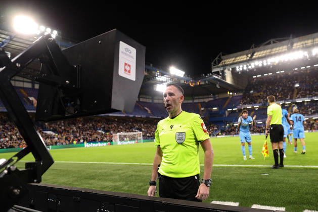 Shakhtar Donetsk v AEK Athens 14 October 2026, London - UEFA Champions League - Shakhtar Donetsk v AEK Athens - Match referee Chris Kavanagh looks at the VAR monitor before giving a penalty - Photo: Jacques Feeney Offside. London UK Copyright: xJacquesxFeeneyx xOffsidexOffside