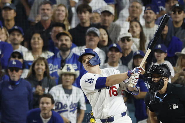 Los Angeles Dodger Will Smith (16) hits two-rbi double against the Milwaukee Brewers in the sixth inning of the MLB, Baseball Herren, USA National League Championship Series playoffs at Dodger Stadium in Los Angeles, California, on Wednesday, October 14, 2026.  LAP20261014716 CAROLINExBREHMAN