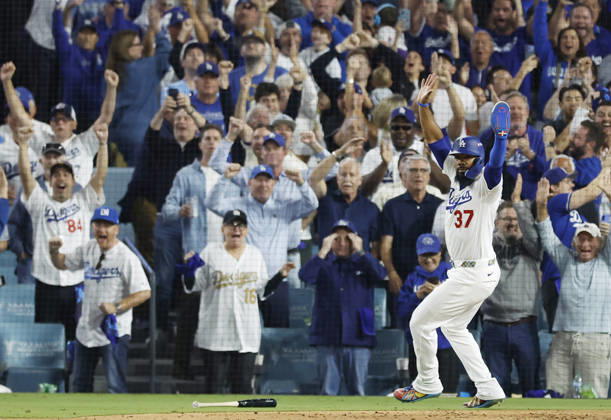 Los Angeles Dodger Teoscar Hernandez (37) celebrates after scoring on a two-rbi double by Will Smith against the Milwaukee Brewers in the sixth inning of the MLB, Baseball Herren, USA National League Championship Series playoffs at Dodger Stadium in Los Angeles, California, on Wednesday, October 14, 2026.  LAP20261014720 CAROLINExBREHMAN