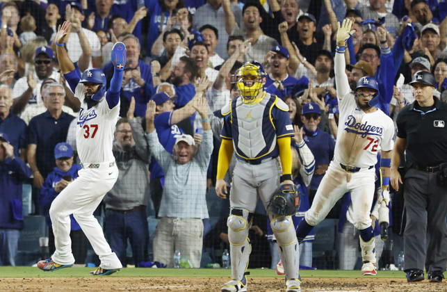 Los Angeles Dodger Teoscar Hernandez (37) and Miguel Rojas (72) celebrate after a two-rbi double by Will Smith in the sixth inning of the MLB, Baseball Herren, USA National League Championship Series playoffs at Dodger Stadium in Los Angeles, California, on Wednesday, October 14, 2026.  LAP20261014724 CAROLINExBREHMAN