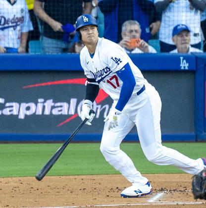 October 14, 2026, Los Angeles, California, USA: Los Angeles Dodgers SHOHEI OHTANI hits a fly ball to left field the second inning against the Milwaukee Brewers in Game 3 of the National League Championship Series against the Milwaukee Brewers at Dodgers Stadium in Los Angeles. MLB, Baseball Herren, USA 2026: NLCS Game 3: Dodger vs Brewers  - ZUMAa60_ 20261014_zaf_a60_009 Copyright: xArmandoxArorizox