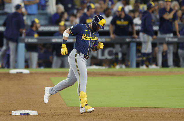 Milwaukee Brewers Jake Bauers (9) runs the bases after hitting a two-run home run against the Los Angeles Dodgers in the seventh inning of the MLB, Baseball Herren, USA National League Championship Series playoffs at Dodger Stadium in Los Angeles, California, on Wednesday, October 14, 2026.  LAP20261014726 CAROLINExBREHMAN