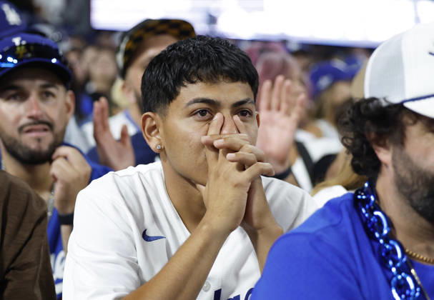 A Los Angeles Dodgers fan watches the action as the Dodgers trail the Milwaukee Brewers 5-2 in the bottom of the eighth inning in the MLB, Baseball Herren, USA National League Championship Series playoffs at Dodger Stadium in Los Angeles, California, on Wednesday, October 14, 2026.  LAP20261014739 CAROLINExBREHMAN