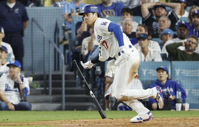 Los Angeles Dodgers designated hitter Shohei Ohtani (17) heads to first base after hitting a single against the Milwaukee Brewers in the bottom of the eighth inning in the MLB, Baseball Herren, USA National League Championship Series playoffs at Dodger Stadium in Los Angeles, California, on Wednesday, October 14, 2026.  LAP20261014741 CAROLINExBREHMAN