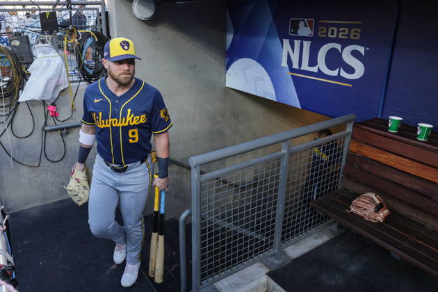 MLB, Baseball Herren, USA NLCS Game 3 - Los Angeles Dodgers vs Milwaukee Brewers Brewers first baseman Jake Bauers emerges from the dugout prior to game 3 of the National League Championship Series between the Los Angeles Dodgers and the Milwaukee Brewers at Uniqlo Field in Dodger Stadium in Los Angeles, California, USA, 14 October 2026. LOS ANGELES CALIFORNIA United States  Copyright: xCHRISxTORRESx