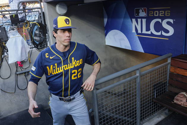 MLB, Baseball Herren, USA NLCS Game 3 - Los Angeles Dodgers vs Milwaukee Brewers Brewers outfielder Christian Yelich emerges from the dugout prior to game 3 of the National League Championship Series between the Los Angeles Dodgers and the Milwaukee Brewers at Uniqlo Field in Dodger Stadium in Los Angeles, California, USA, 14 October 2026. LOS ANGELES CALIFORNIA United States  Copyright: xCHRISxTORRESx