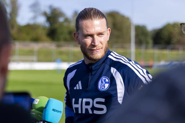 15.10.2026, Fussball, Training des FC Schalke 04. Medienrunde mit Torwart Loris Karius (FC Schalke 04). Gelsenkirchen Trainingsgelände FC Schalke 04 NRW Deutschland xRHR-FOTO YYx Copyright: RHR-FOTOx RHR-FOTO YY