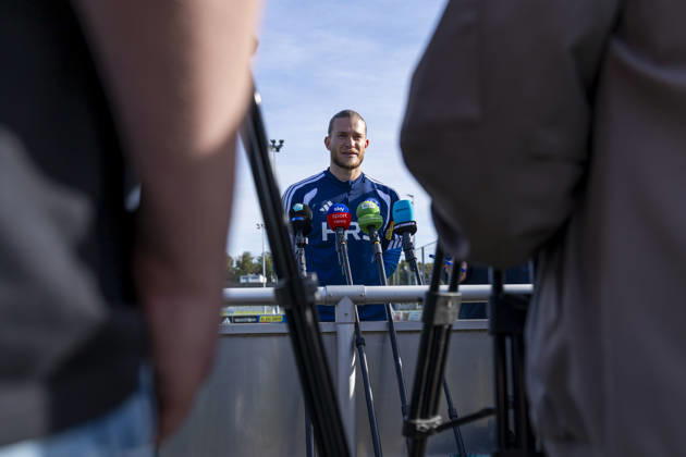 15.10.2026, Fussball, Training des FC Schalke 04. Medienrunde mit Torwart Loris Karius (FC Schalke 04). Gelsenkirchen Trainingsgelände FC Schalke 04 NRW Deutschland xRHR-FOTO YYx Copyright: RHR-FOTOx RHR-FOTO YY