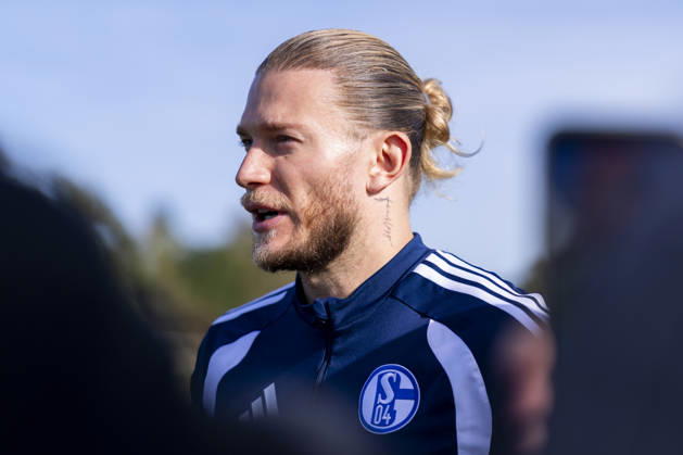 15.10.2026, Fussball, Training des FC Schalke 04. Medienrunde mit Torwart Loris Karius (FC Schalke 04). Gelsenkirchen Trainingsgelände FC Schalke 04 NRW Deutschland xRHR-FOTO YYx Copyright: RHR-FOTOx RHR-FOTO YY