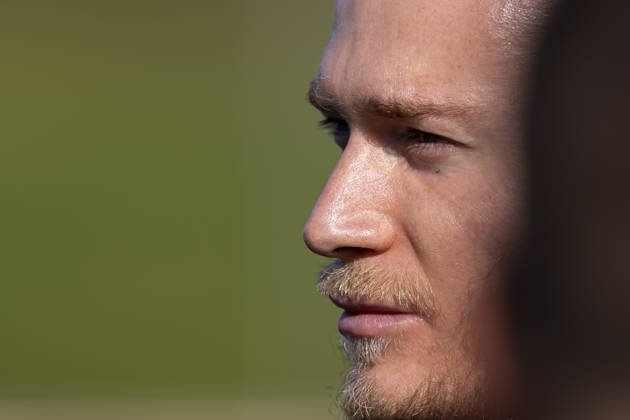 15.10.2026, Fussball, Training des FC Schalke 04. Medienrunde mit Torwart Loris Karius (FC Schalke 04). Gelsenkirchen Trainingsgelände FC Schalke 04 NRW Deutschland xRHR-FOTO YYx Copyright: RHR-FOTOx RHR-FOTO YY