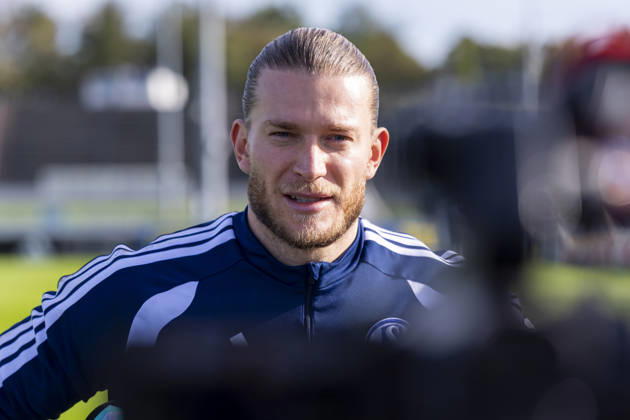 15.10.2026, Fussball, Training des FC Schalke 04. Medienrunde mit Torwart Loris Karius (FC Schalke 04). Gelsenkirchen Trainingsgelände FC Schalke 04 NRW Deutschland xRHR-FOTO YYx Copyright: RHR-FOTOx RHR-FOTO YY