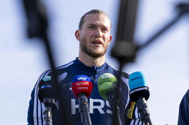 15.10.2026, Fussball, Training des FC Schalke 04. Medienrunde mit Torwart Loris Karius (FC Schalke 04). Gelsenkirchen Trainingsgelände FC Schalke 04 NRW Deutschland xRHR-FOTO YYx Copyright: RHR-FOTOx RHR-FOTO YY