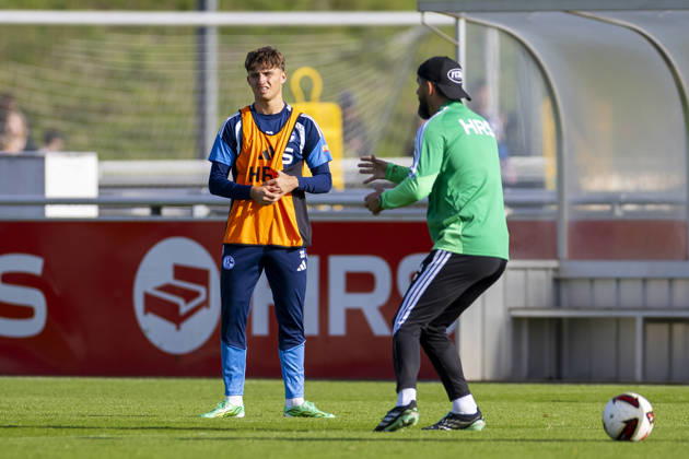 15.10.2026, Fussball, Training des FC Schalke 04. v. l. Vitalie Becker (FC Schalke 04), Trainer Miron Muslic (FC Schalke 04). Gelsenkirchen Trainingsgelände FC Schalke 04 NRW Deutschland xRHR-FOTO YYx Copyright: RHR-FOTOx RHR-FOTO YY