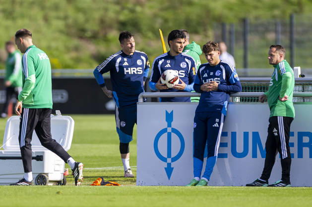 15.10.2026, Fussball, Training des FC Schalke 04. v. l. Torwart Kevin Müller (FC Schalke 04), Mertcan Ayhan (FC Schalke 04), Vitalie Becker (FC Schalke 04). Gelsenkirchen Trainingsgelände FC Schalke 04 NRW Deutschland xRHR-FOTO YYx Copyright: RHR-FOTOx RHR-FOTO YY
