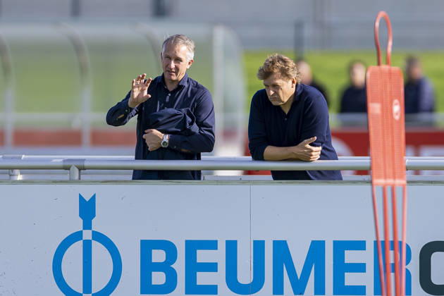 15.10.2026, Fussball, Training des FC Schalke 04. v. l. Sportvorstand Frank Baumann (FC Schalke 04), Direktor Profifussball Youri Mulder (FC Schalke 04). Gelsenkirchen Trainingsgelände FC Schalke 04 NRW Deutschland xRHR-FOTO YYx Copyright: RHR-FOTOx RHR-FOTO YY