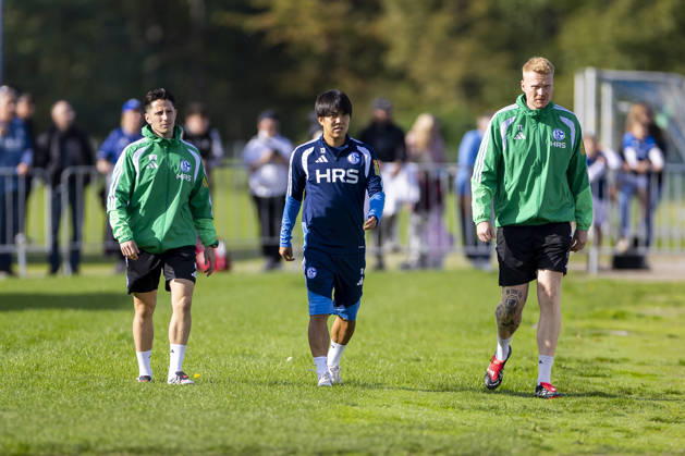 15.10.2026, Fussball, Training des FC Schalke 04. v. l. Reha-Trainer Nico Wamig (FC Schalke 04), Satoshi Tanaka (FC Schalke 04), Physiotherapeut Tim Terboven (FC Schalke 04). Gelsenkirchen Trainingsgelände FC Schalke 04 NRW Deutschland xRHR-FOTO YYx Copyright: RHR-FOTOx RHR-FOTO YY
